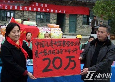 In this picture, Wu Guixian participates in a public welfare activity during her retirement.