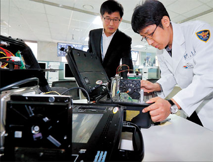 Korean Broadcasting System equipment is checked by South Korean investigators at the Evidence Acquisition Lab of the Cyber Terror Response Center of Seoul's National Police Agency yesterday following a cyberattack. 