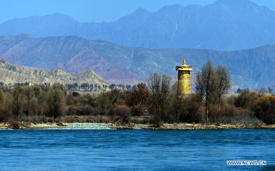 Photo taken on March 21, 2013 shows a scenic view of the Yellow River in Guide County of the Hainan Tibet Autonomous Prefecture, northwest China's Qinghai Province. 