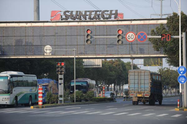 The bankruptcy of solar panel giant Wuxi Suntech made front page news on Thursday, with many reports looking to the factors that caused the bankruptcy, as well as the bankruptcy's future impact. [File Photo] 