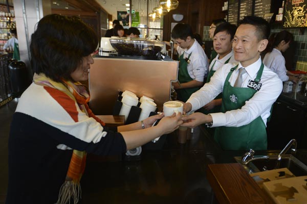 3月1日，星巴克山西太原首店开业，星巴克中国北区副总裁蔡德粦先生向太原店第一位顾客送上咖啡。