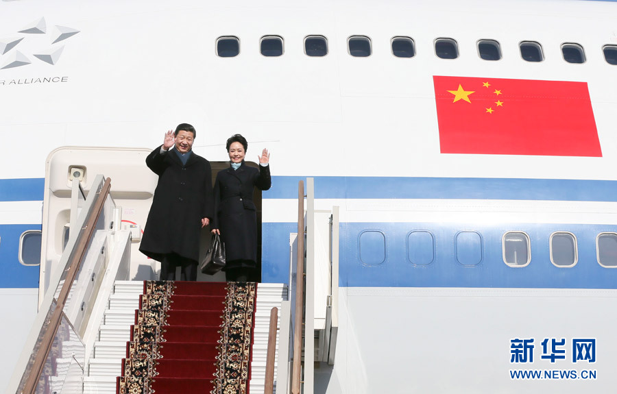 Chinese President Xi Jinping and his wife Peng Liyuan greet the welcoming delegation as they arrive in Moscow Friday for a state visit to Russia, the first foreign trip after Xi became China&apos;s president last week. 