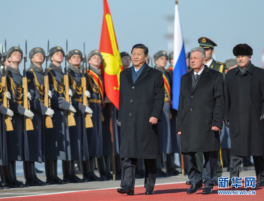 Chinese President Xi Jinping (L) arrives in Moscow Friday for a state visit to Russia, the first foreign trip after he became China&apos;s president last week.