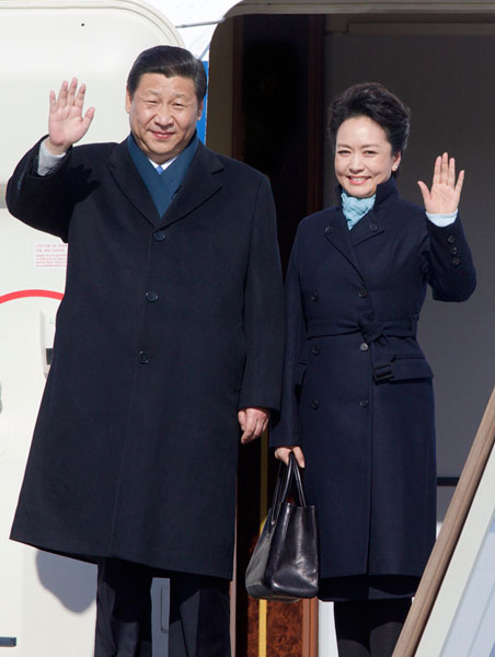 President Xi Jinping and his wife Peng Liyuan wave upon their arrival at the government airport Vnukovo II, outside Moscow, on Friday. [Photo/Xinhua] 