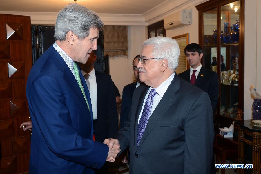 Palestinian President Mahmoud Abbas (R) meets with U.S. Secretary of State John Kerry in Amman, Jordan, on March 23, 2013. (Xinhua/POOL)