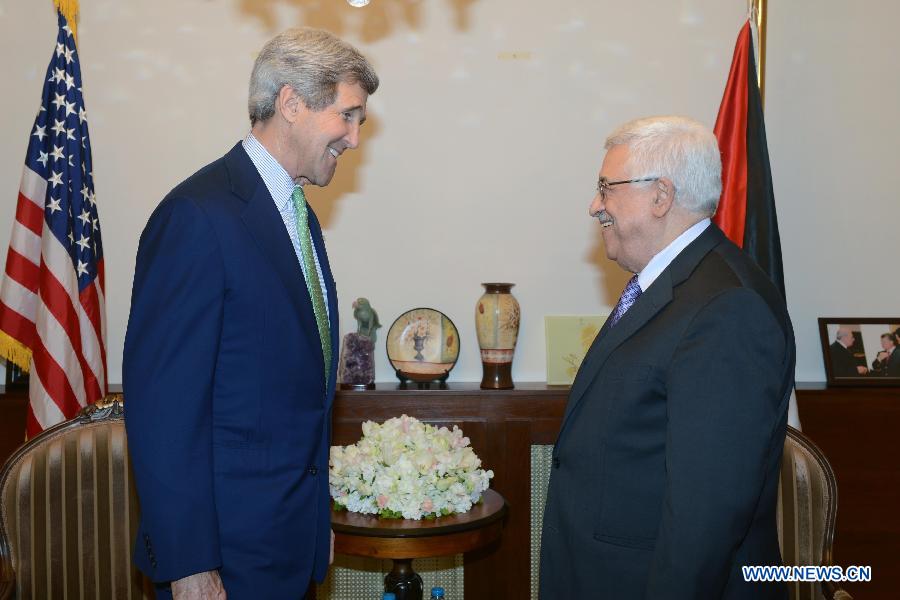 Palestinian President Mahmoud Abbas (R) meets with U.S. Secretary of State John Kerry in Amman, Jordan, on March 23, 2013. (Xinhua/POOL)