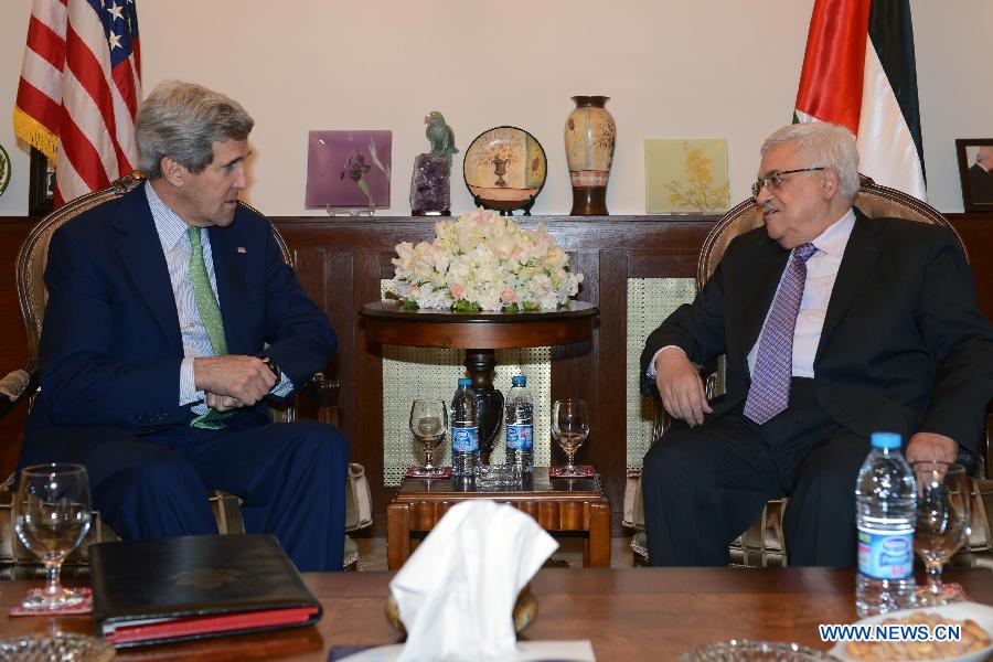 Palestinian President Mahmoud Abbas (R) meets with U.S. Secretary of State John Kerry in Amman, Jordan, on March 23, 2013. (Xinhua/POOL)