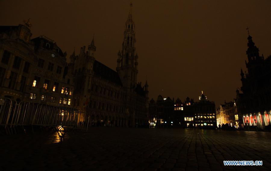 Photo taken on March 23, 2013 shows landmark Grand Place in Brussels, capital of Belgium, turns off its lights to mark the annual &apos;Earth Hour&apos; event. (Xinhua/Yan Ting)