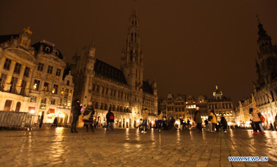 Photo taken on March 23, 2013 shows landmark Grand Place in Brussels, capital of Belgium, turns off its lights to mark the annual &apos;Earth Hour&apos; event. (Xinhua/Yan Ting)