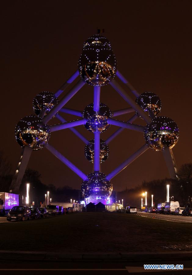 Photo taken on March 23, 2013 shows landmark Atomium in Brussels, capital of Belgium, before turning off its lights to mark the annual &apos;Earth Hour&apos; event. (Xinhua/Wang Xiaojun)