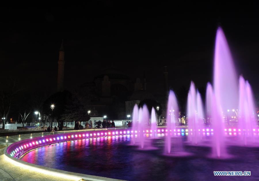 The Galata Tower turns off the lights to mark the annual &apos;Earth Hour&apos; event in Istanbul of Turkey on March 23, 2013. (Xinhua/Ma Yan)