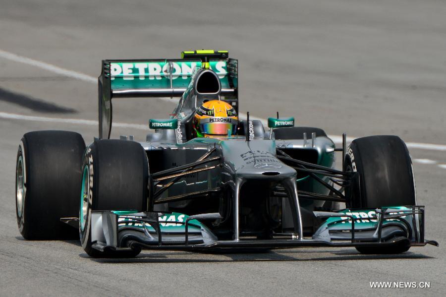 Red Bull driver Mark Webber of Australia steers his car during the qualifying session for the Malaysian F1 Grand Prix at Sepang International Circuit outside Kuala Lumpur, Malaysia, March 23, 2013. (Xinhua/Zhang Wenzong)