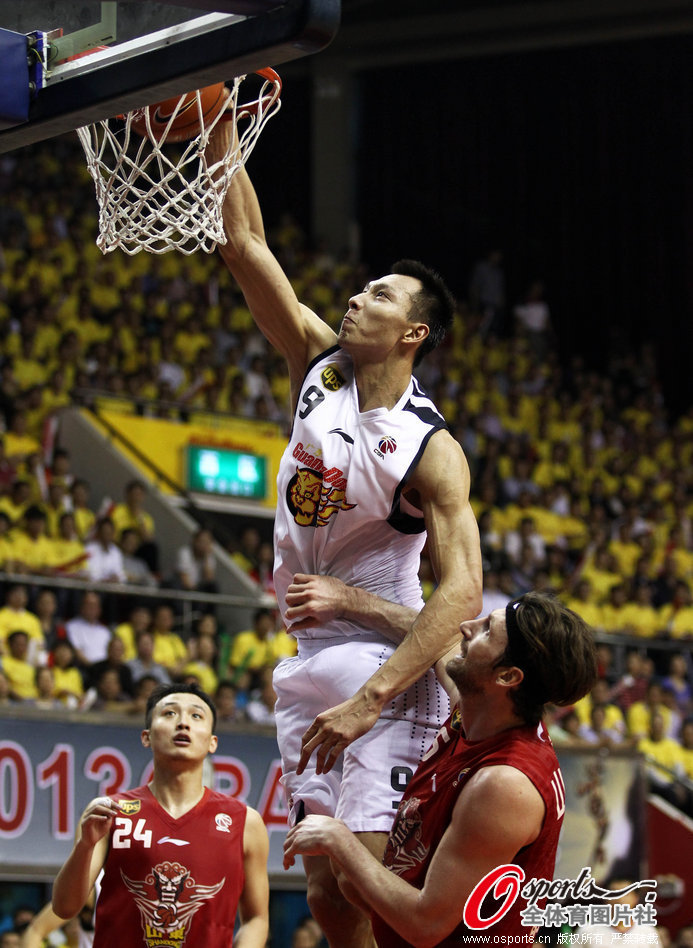 Yi Jianlian of Guangdong goes up for a dunk in Game 2 of CBA Finals on March 24, 2013.