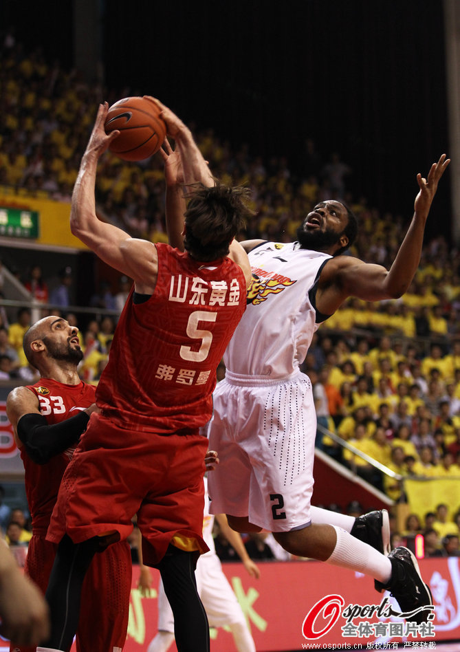 Ike Diogu of Guangdong tries to block Jackson Vroman of Shandong in Game 2 of CBA Finals on March 24, 2013.