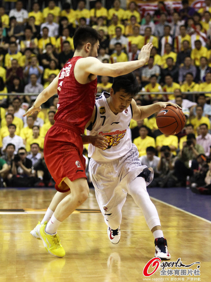  Wang Shipeng of Guangdong tries to drive past Sui Ran of Shandong in Game 2 of CBA Finals on March 24, 2013.