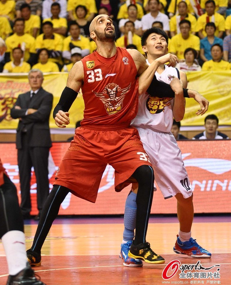  Zaid Abbass of Shandong and Liu Xiaoyu of Guangdong position for a rebound in Game 2 of CBA Finals on March 24, 2013.