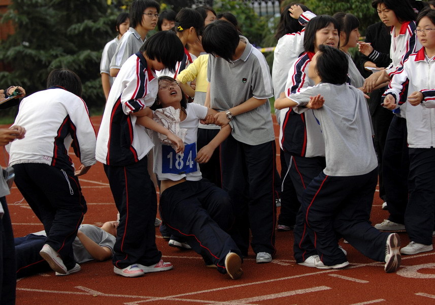 2008年10月16日，嘉兴一中举行年度校运会，在女子800米耐力跑比赛中，不少女生跑到终点时因体力不支而倒下。虽然在场的观众为学生的拼搏精神给予了热烈的掌声，但在高强度学习压力下，学生的体质问题不得不引起学校和家长的深思。[储永志/摄]