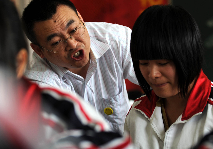 2010年6月1日，浙江嘉兴一中实验中学，高考的日子近在眼前，教室里弥漫着紧张的气氛。学生答错题目时，老师比学生还要焦急。高考是中国学生“最大”的一次考试，它被赋予的“转折点”意义早已超乎一场考试本身，如此重压之下，能有几人真正思考属于自己的人生路。[储永志/摄]