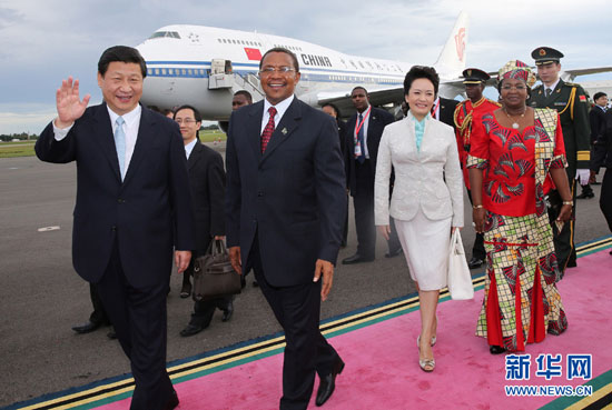Chinese President Xi Jinping (1st L) and his wife Peng Liyuan (2nd R) are welcomed by Tanzanian President Jakaya Mrisho Kikwete (2nd L) and his wife Salma Kikwete (1st R) upon their arrival in Dar es Salaam, Tanzania, March 24, 2013. [Photo/Xinhua]