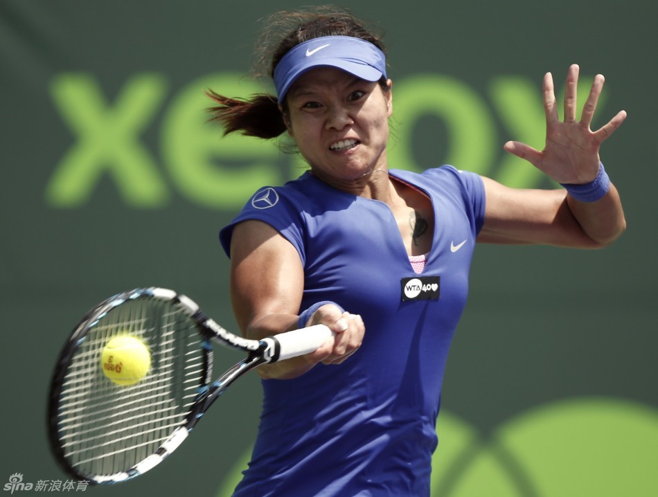 Li Na returns a ball to Garbine Muguruza in the fourth round of the Sony Open Tennis on March 25, 2013 in Miami. 