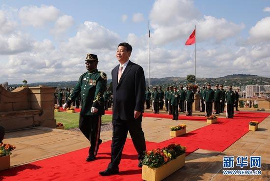 President Xi Jinping and his wife Peng Liyuan have been warmly welcomed to South Africa by President Jacob Zuma on Tuesday. 