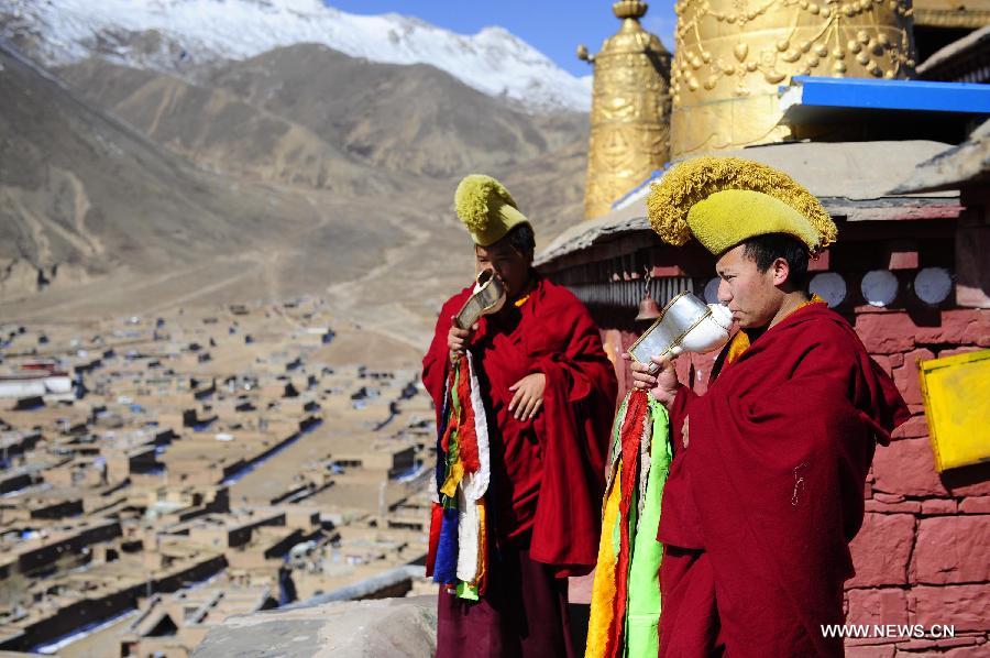 Monks are seen at the Zandan Monastery in Suoxian County of the Nagqu Prefecture, southwest China's Tibet Autonomous Region, March 23, 2013. 