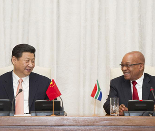 Visiting Chinese President Xi Jinping (L) meets with his South African counterpart Jacob Zuma in Pretoria, South Africa, March 26, 2013. [Xinhua Photo] 