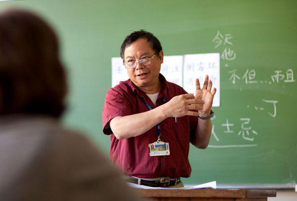 Wu Qianlong, director of the Confucius Institute at the University of Cape Town, gives a lecture on Chinese to South African Students. [Provided to China Daily]