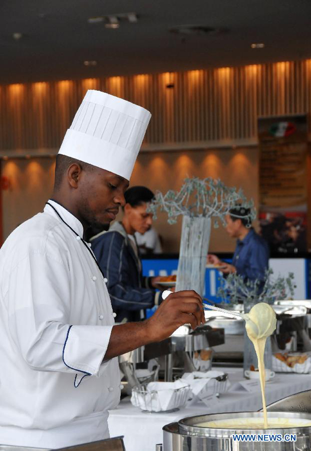 A chef prepares lunch for delegates at the International Convention Centre (ICC) in South Africa&apos;s port city of Durban, March 26, 2013. South Africa will host the fifth BRICS Summit from March 26 to 27, 2013, at the Durban International Convention Center (ICC). 