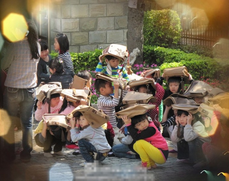 In the picture, students in an earthquake-hit school are evacuated by teachers. [Photo from CNR] 