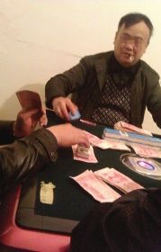 永定区纪委确定照片中赌博的男子是湖南张家界永定区西溪坪办事处书记覃某。网络图片 