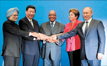 BRICS leaders (from left) Indian Prime Minister Manmohan Singh, Chinese President Xi Jinping, South African President Jacob Zuma, Brazil's President Dilma Rousseff and Russian President Vladimir Putin pose for a group picture during the BRICS Summit in Durban on Wednesday. [Shanghai Daily via agencies]