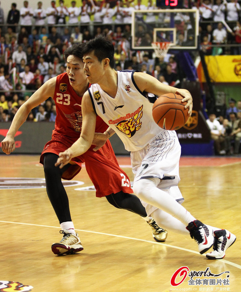  Wang Shipeng tries to drive past Shangdong's Ding Yanyuhang in Game 3 of CBA Finals on March 27, 2013.