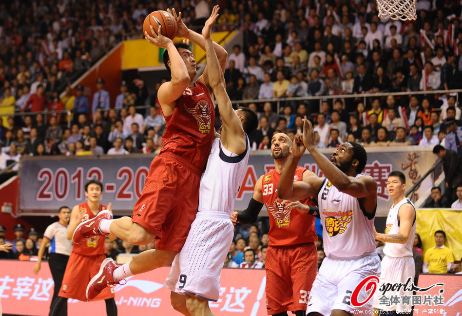 Wu Ke goes up against Yi Jianlian in Game 3 of CBA Finals on March 27, 2013. 