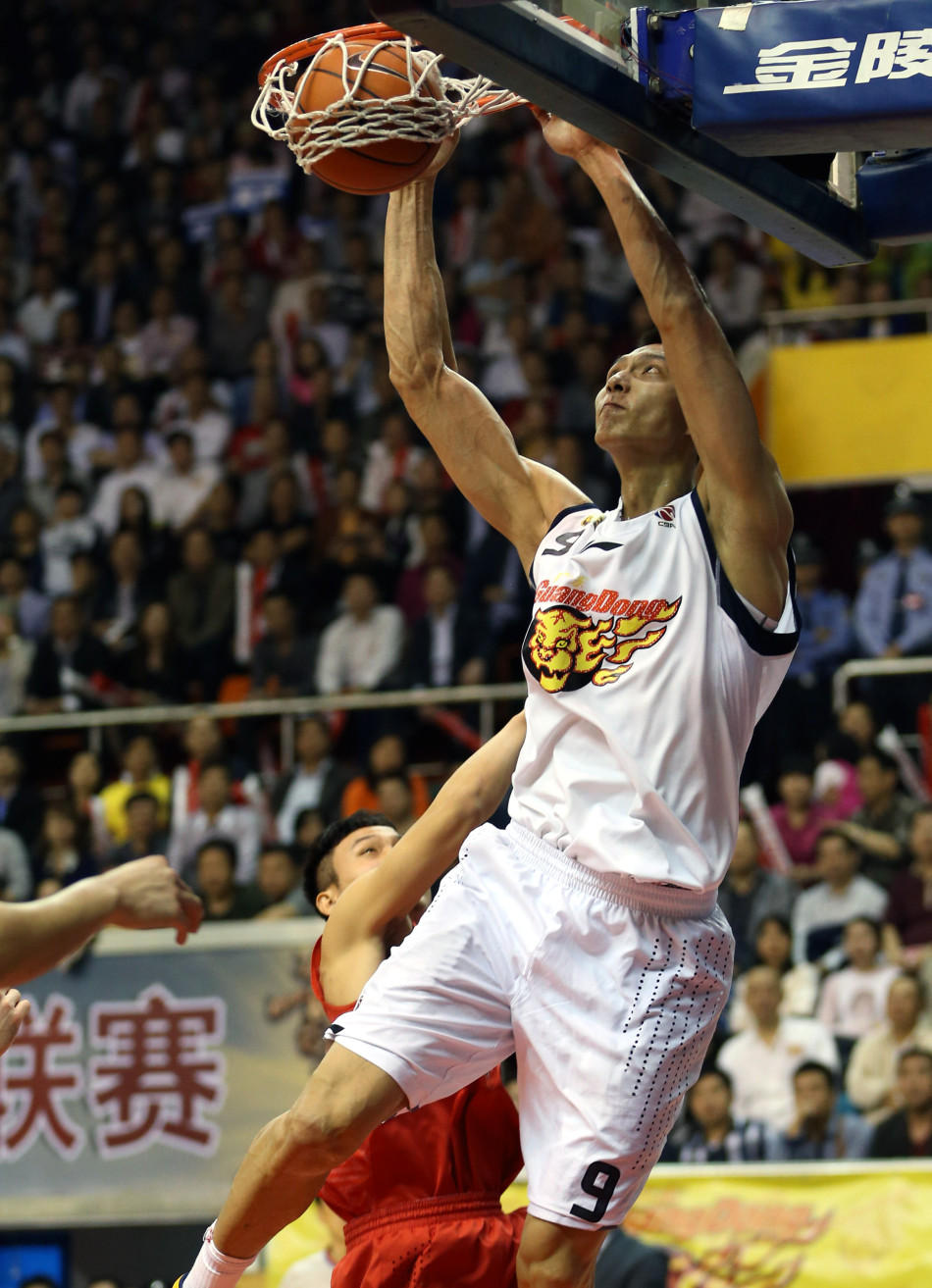 Yi Jianlian slams dunk. 