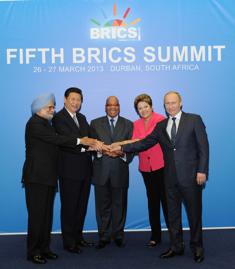 Chinese President Xi Jinping (2nd L) poses for a group photo with Indian Prime Minister Manmohan Singh (1st L), South African President Jacob Zuma (C), Brazilian President Dilma Rousseff (2nd R) and Russian President Vladimir Putin (1st R) during the 5th BRICS Summit in Durban, South Africa, March 27, 2013. 