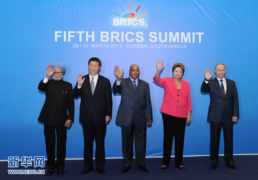 Chinese President Xi Jinping (2nd L) poses for a group photo with Indian Prime Minister Manmohan Singh (1st L), South African President Jacob Zuma (C), Brazilian President Dilma Rousseff (2nd R) and Russian President Vladimir Putin (1st R) during the 5th BRICS Summit in Durban, South Africa, March 27, 2013. 