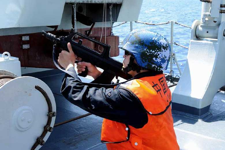 An armed marine commando boards the &apos;target&apos; ship during a maritime exercise conducted on March 28, 2013, by a contingent of China&apos;s South Sea Fleet that is on a patrol mission in South China Sea.[Photo:Xinhua] 