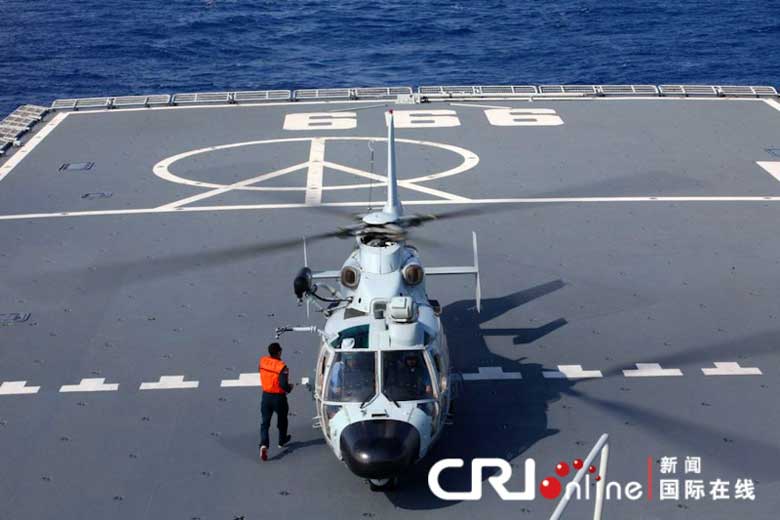 A naval copter prepares to take off from a landing ship on a supply mission during a maritime exercise conducted on March 28, 2013, by a contingent of China&apos;s South Sea Fleet that is on a patrol mission in South China Sea.[Photo:CRI online] 