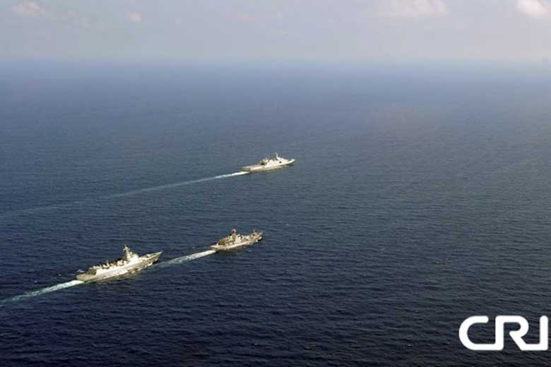 A contingent of China&apos;s South Sea Fleet that is on a patrol mission in South China Sea conducts a maritime exercise on March 28, 2013. [Photo:CRI online] 