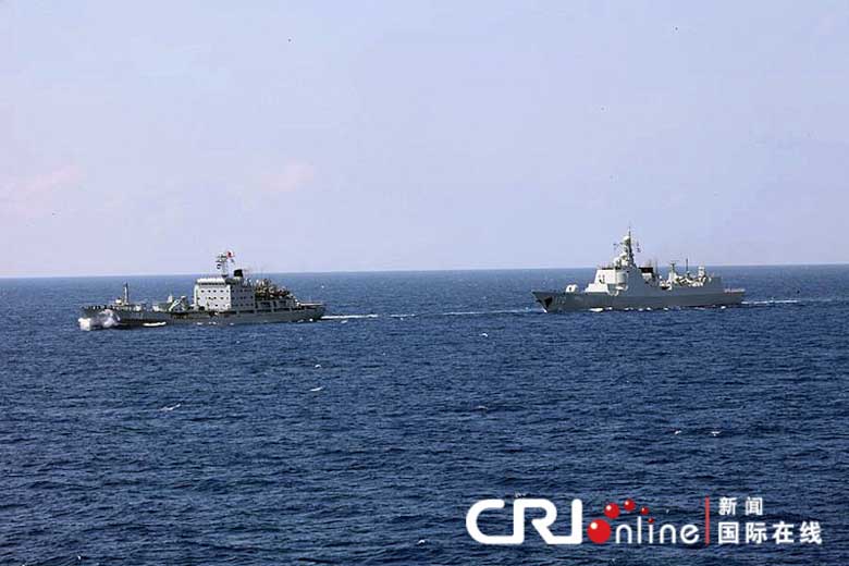 A replenishment ship and a destroyer from China&apos;s South Sea Fleet during the maritime exercise on March 28, 2013. [Photo:CRI online] 