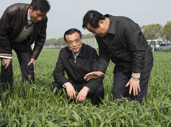 Photo taken on March 28, 2013 shows Chinese Premier Li Keqiang (C), also a member of the Standing Committee of the Political Bureau of the Communist Party of China (CPC) Central Committee, visits the Tianniang family farm in Changshu City, east China's Jiangsu Province. Li had a research tour to Jiangsu and Shanghai from March 27 to March 29. [Li Xueren/Xinhua]