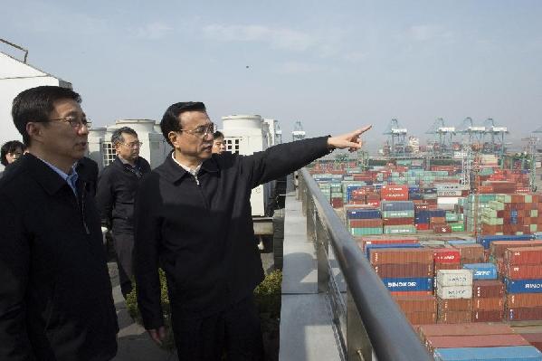 Photo taken on March 28, 2013 shows Chinese Premier Li Keqiang (1st R), also a member of the Standing Committee of the Political Bureau of the Communist Party of China (CPC) Central Committee, conducts research at Waigaoqiao Port Area in east China's Shanghai Municipality. Li had a research tour to Jiangsu and Shanghai from March 27 to March 29. [Li Xueren/Xinhua]