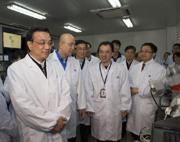 Photo taken on March 28, 2013 shows Chinese Premier Li Keqiang (1st L), also a member of the Standing Committee of the Political Bureau of the Communist Party of China (CPC) Central Committee, visits WuXi AppTec Company in east China's Shanghai Municipality. Li had a research tour to Jiangsu and Shanghai from March 27 to March 29. [Li Xueren/Xinhua]