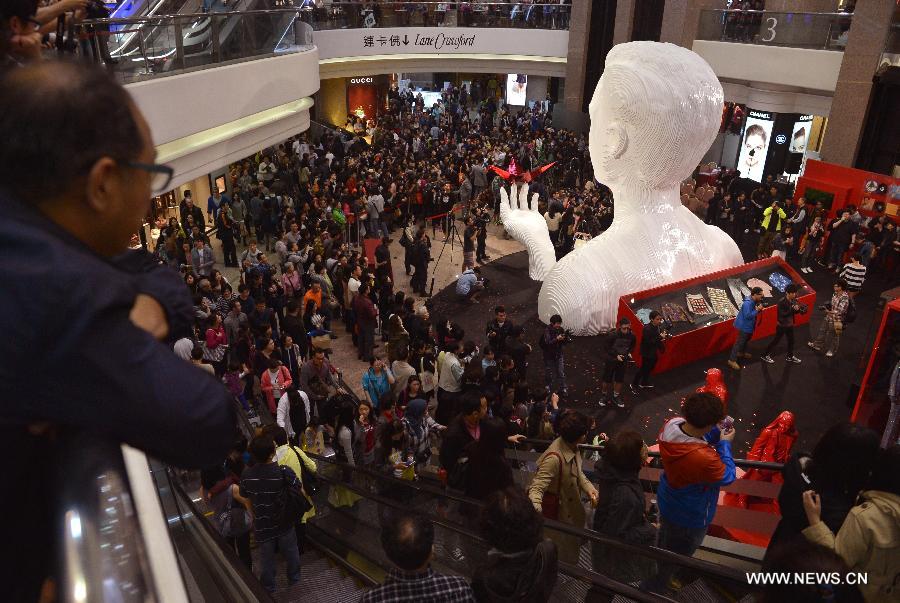 A five-metre-high sculpture of late Hong Kong singer Leslie Cheung is seen displayed at an exhibition for paying tribute to Cheung in Hong Kong, south China, March 30, 2013. The exhibition is held to mark the 10th anniversary of the death of Leslie Cheung, who leapt to his death from a hotel in Hong Kong on April 1, 2003. 