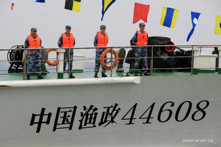 Crew members of the Chinese fishery patrol ship 44608 prepare for its arriving in Shantou, south China's Guangdong Province, March 30, 2013. The patrol ship 44608 finished its 23-day patrol cruise around Huangyan Islands on Saturday and returned to Shantou. [Yao Jun/Xinhua]