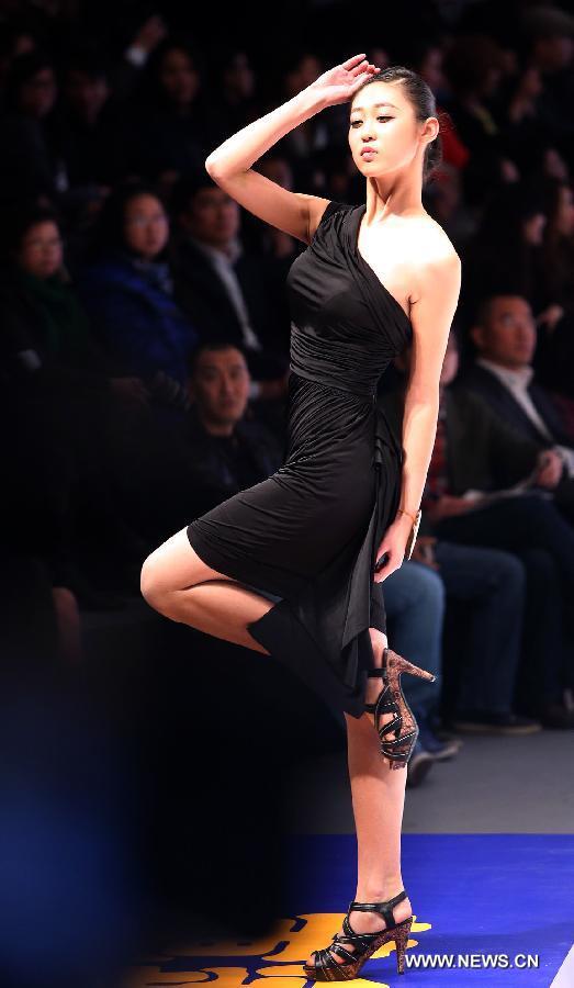 A contestant presents a dress during the 8th China Super Model Final Contest in Beijing, capital of China, March 30, 2013. [Wan Xiang/Xinhua]