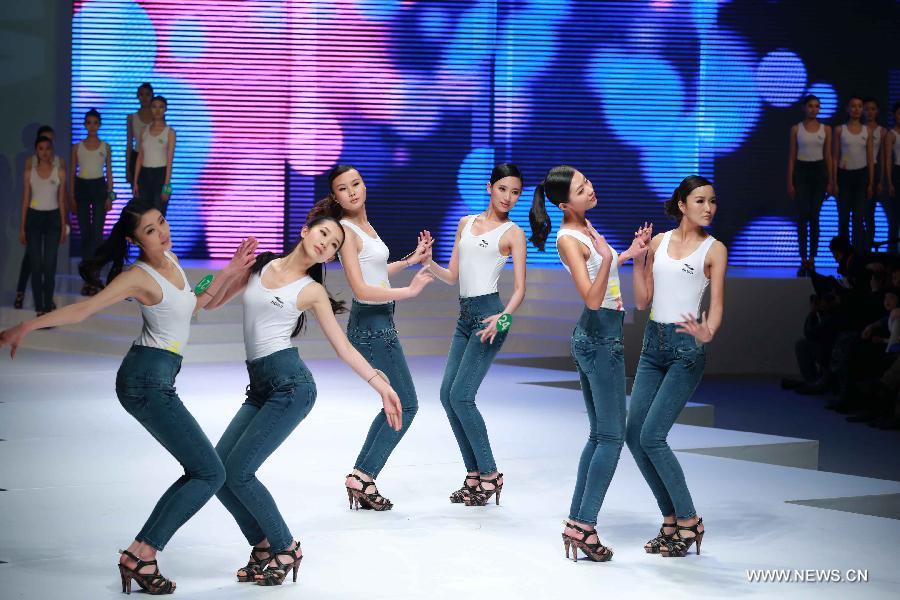 Contestants perform during the 8th China Super Model Final Contest in Beijing, capital of China, March 30, 2013. [Xinhua]