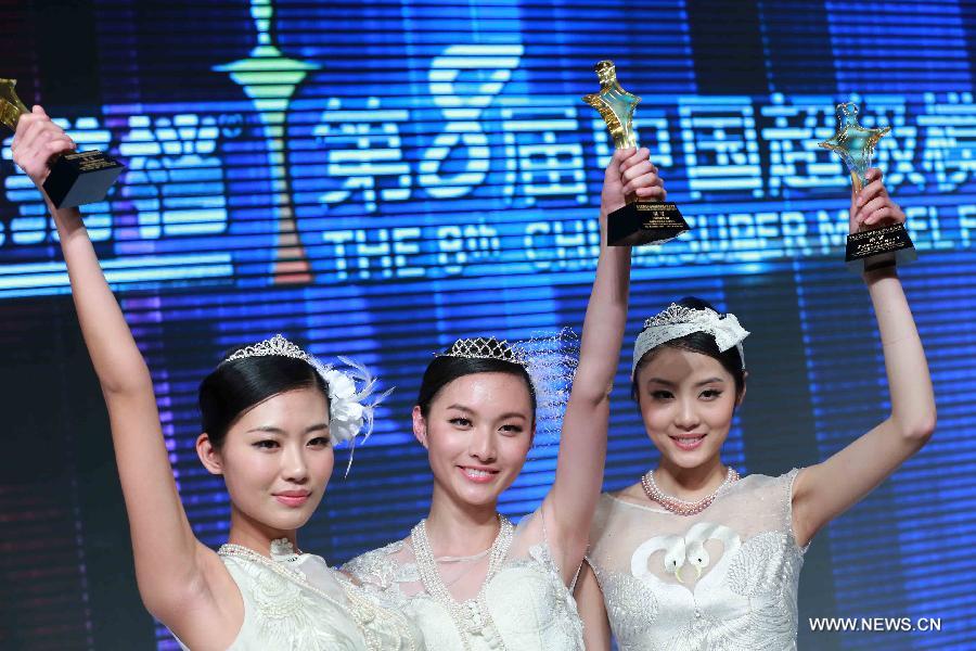 Champion Zhang Lingyue (C), runner-up Zhao Siyu (L) and second runner-up Lei Shuhan greet the audience during the 8th China Super Model Final Contest in Beijing, capital of China, March 30, 2013. [Xinhua]