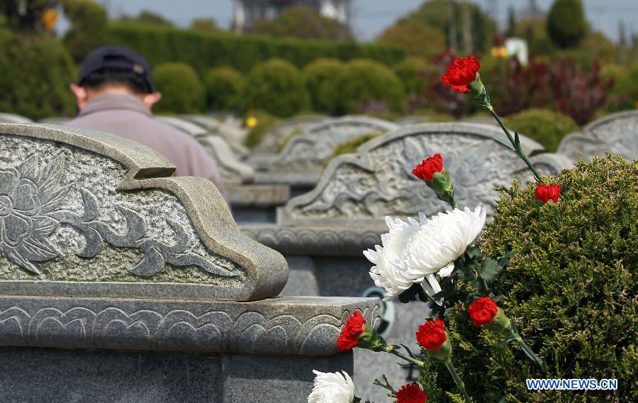 CHINA-SHANGHAI-QINGMING FESTIVAL-TOMB-SWEEPING (CN)